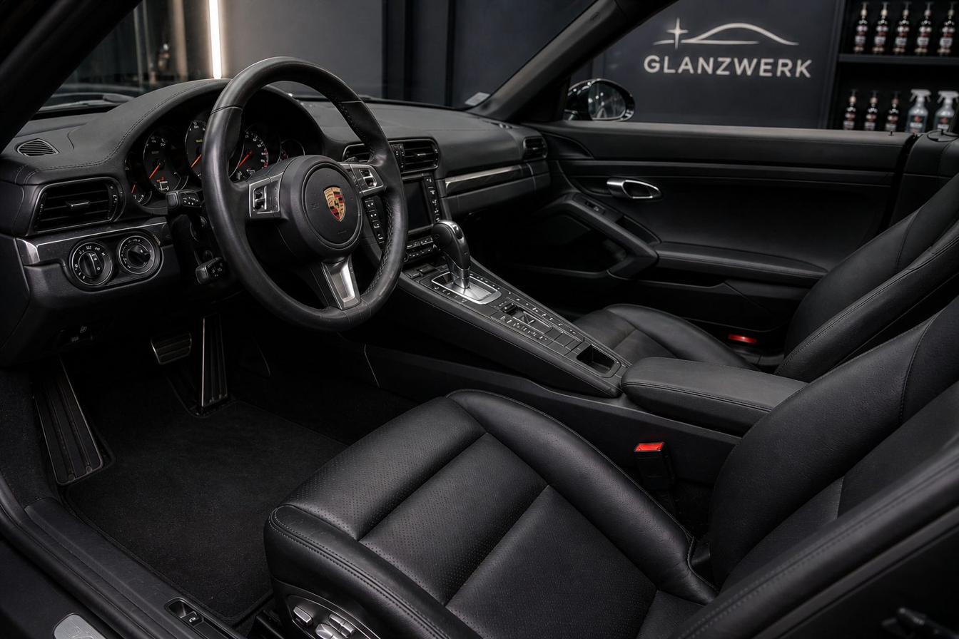 Sauberer Porsche Innenraum nach professioneller Innenraumaufbereitung