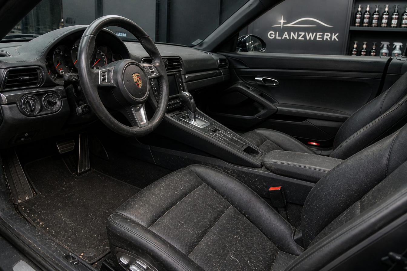 Porsche Innenraum vor der Reinigung mit Tierhaaren und leichtem Alltagsschmutz