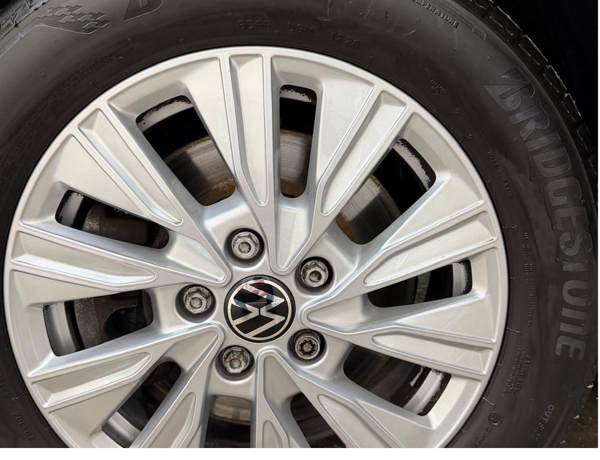 Aufbereitete Silber-Alufelge am VW Multivan mit Hochglanz nach der Felgenreinigung