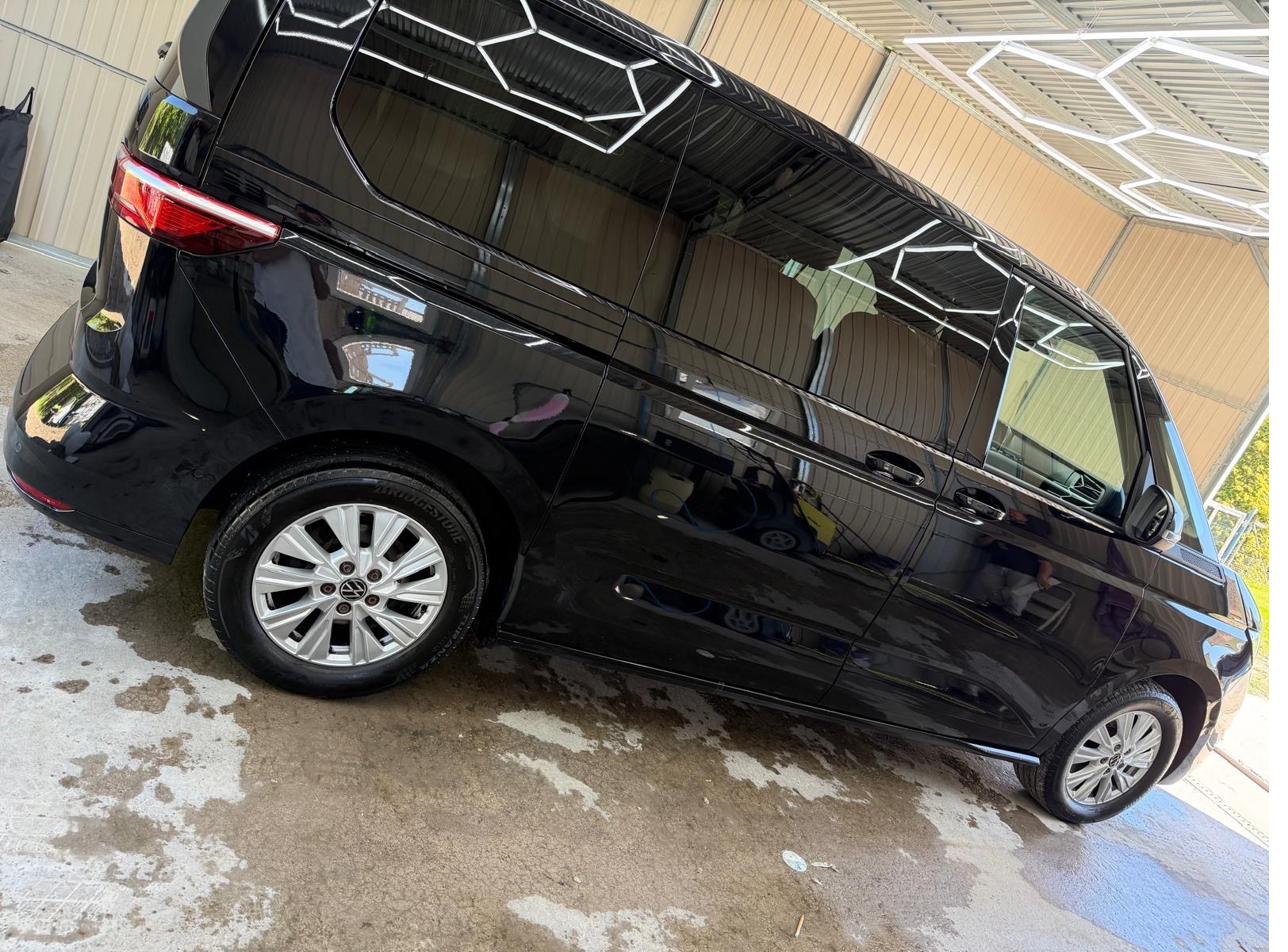 Schwarzer VW Multivan außen mit Hochglanz-Finish nach der Aufbereitung in der Glanzwerk-Werkstatt