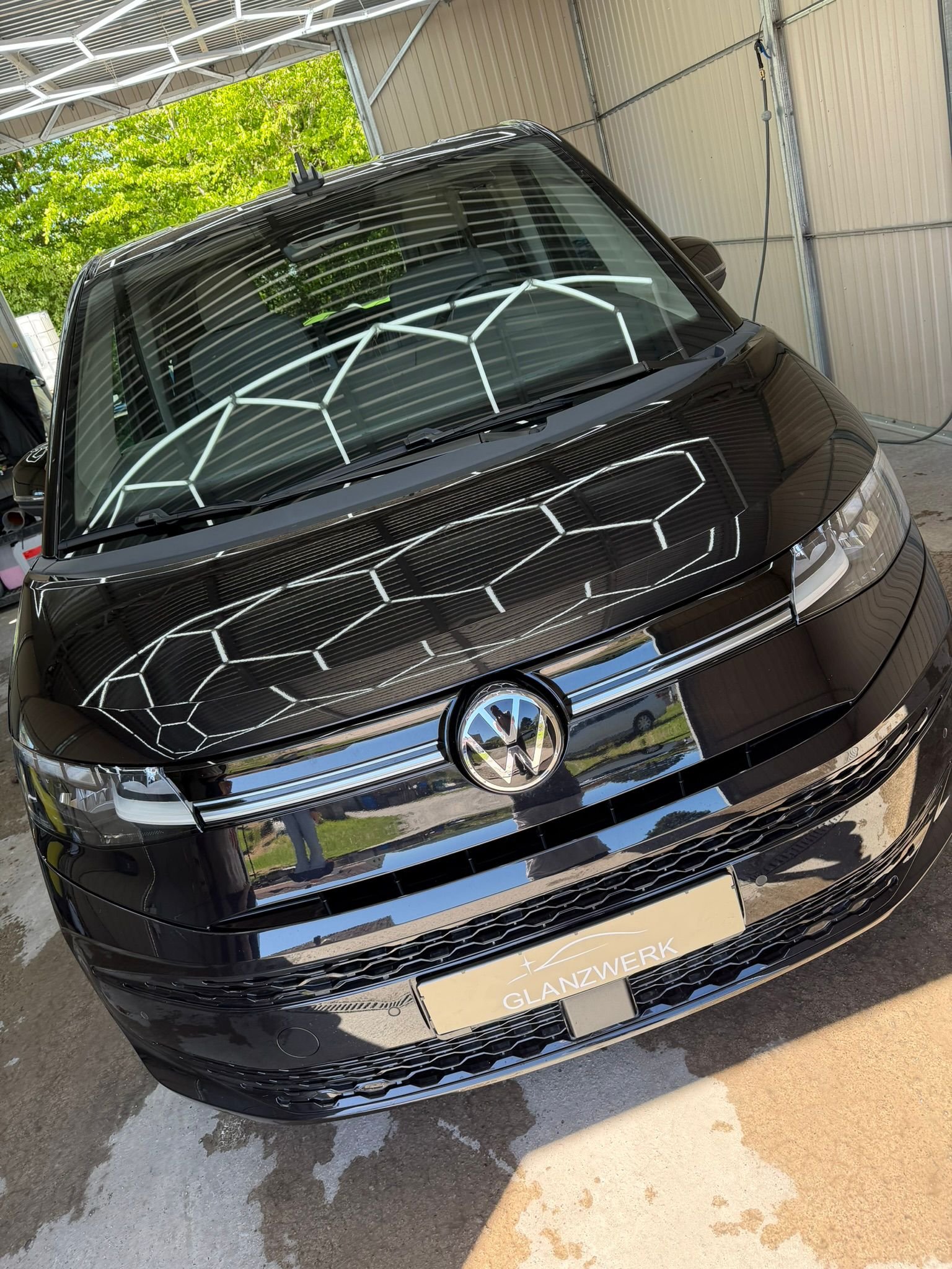 Schwarzer VW Multivan nach Lackpolitur und Versiegelung mit kristallklarem Spiegelglanz