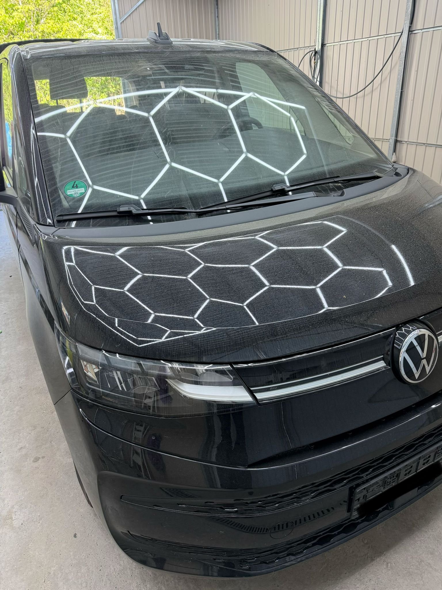 Schwarzer VW Multivan vor der Lackaufbereitung mit sichtbaren Hologrammen und Wischspuren